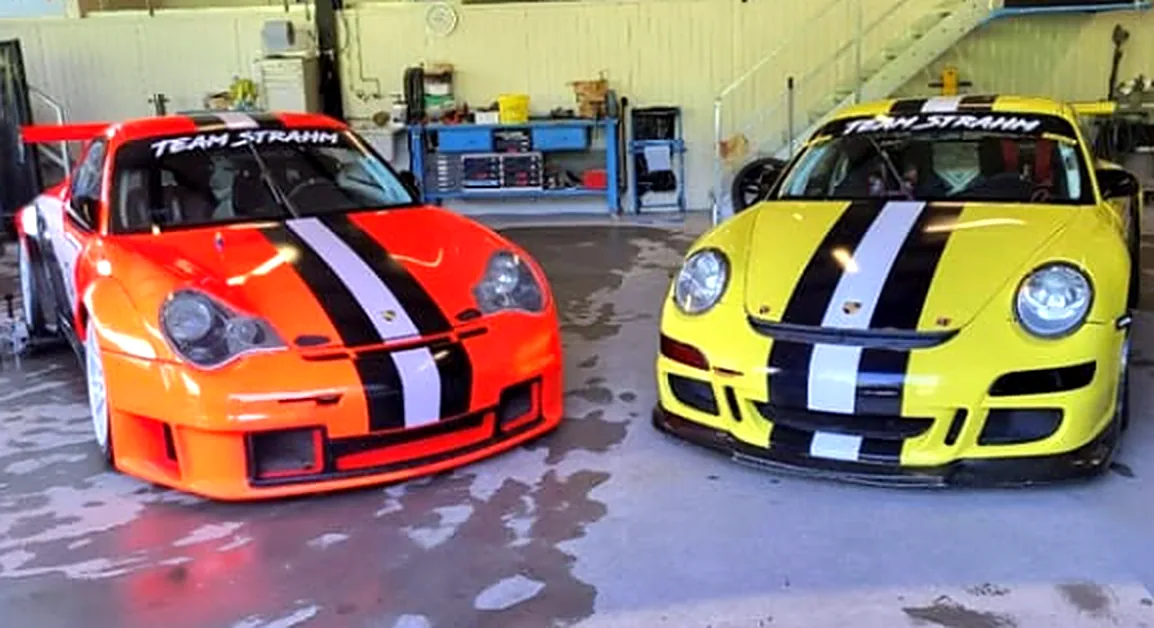 Voitures de course, Deux Porsche 911 de course à l'atelier.